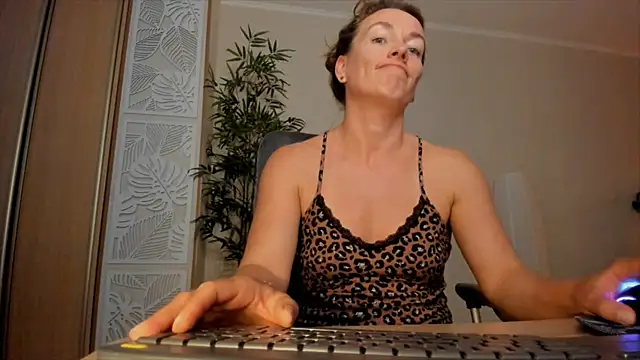 RebeccaMartinez online show from 07.06.26