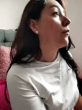 katha steele  online show from 10.05.25