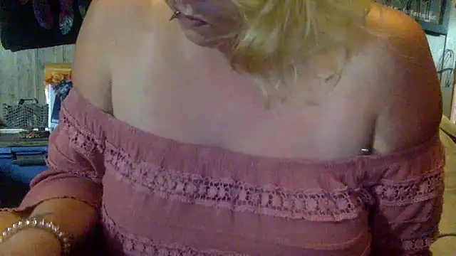 Snapshot of TrashleyRosebud chatting on 06.28.26 TrashleyRosebud online show from 06.28.26