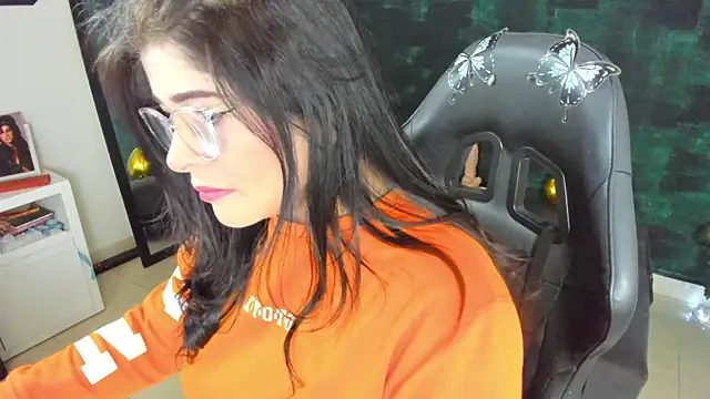 Snapshot of BellaFlaming chatting on 12.20.24 BellaFlaming online show from 12.20.24