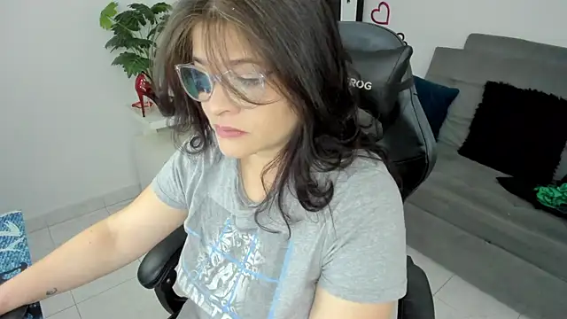 Snapshot of BellaFlaming chatting on 03.17.25 BellaFlaming online show from 03.17.25