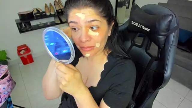 Snapshot of BellaFlaming chatting on 11.17.25 BellaFlaming online show from 11.17.25