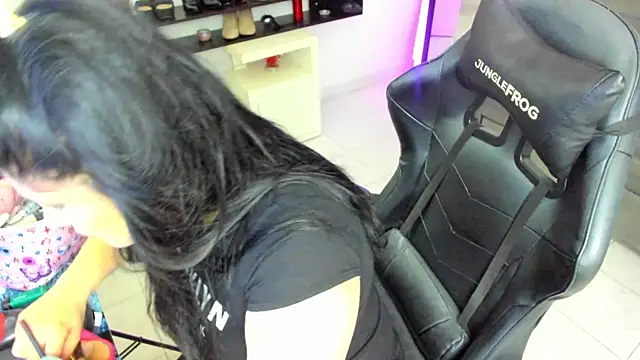 BellaFlaming online show from 11.26.25