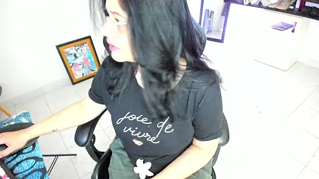 Snapshot of BellaFlaming chatting on 04.18.26 BellaFlaming online show from 04.18.26