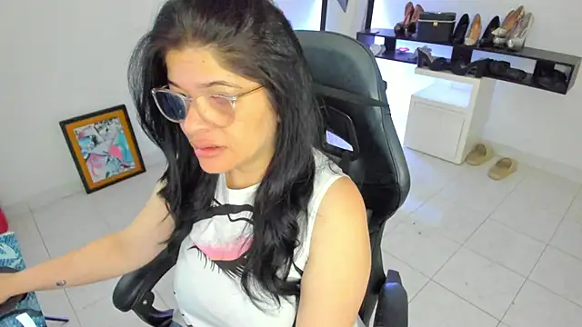 Snapshot of BellaFlaming chatting on 04.21.26 BellaFlaming online show from 04.21.26