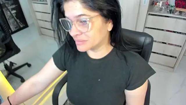 Snapshot of BellaFlaming chatting on 05.29.26 BellaFlaming online show from 05.29.26