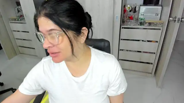 Snapshot of BellaFlaming chatting on 05.30.26 BellaFlaming online show from 05.30.26