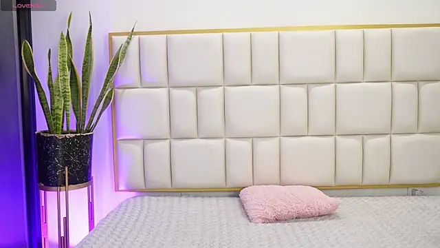 Snapshot of Anais_aradia chatting on 12.20.25 Anais aradia online show from 12.20.25