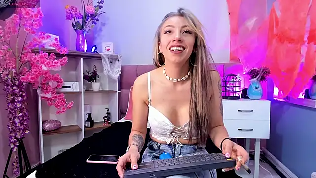 Snapshot of mia_thompsonn_ chatting on 10.17.25 mia thompsonn  online show from 10.17.25