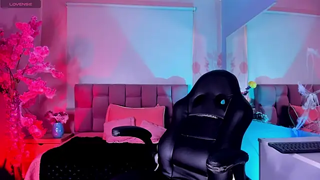 mia thompsonn  online show from 10.31.25