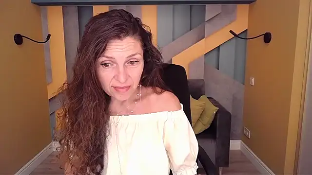 Snapshot of EllaLong chatting on 06.19.26 EllaLong online show from 06.19.26