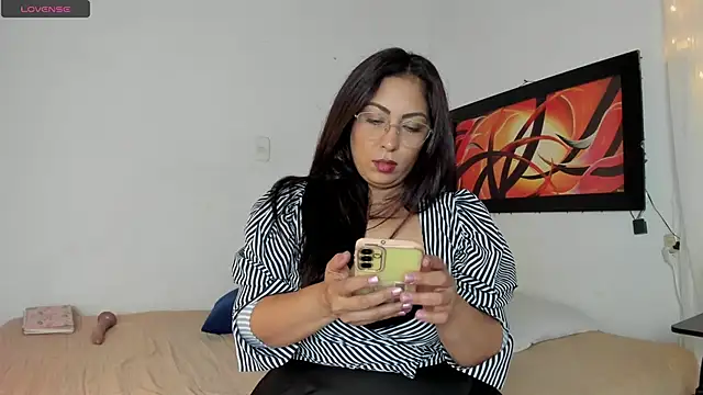 Snapshot of Lauralove_69 chatting on 04.25.26 Lauralove 69 online show from 04.25.26