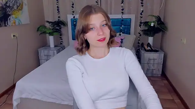 Snapshot of RinaMoore chatting on 09.17.25 RinaMoore online show from 09.17.25