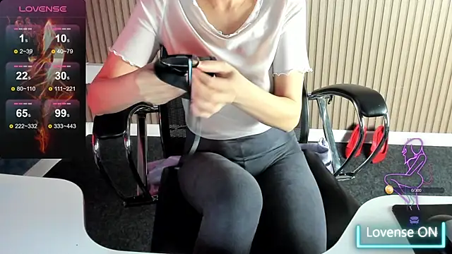 Snapshot of mommy_cum1 chatting on 04.28.26 mommy cum1 online show from 04.28.26