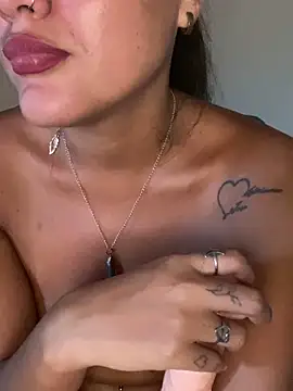 Snapshot of fenixgre chatting on 12.22.24 fenixgre online show from 12.22.24