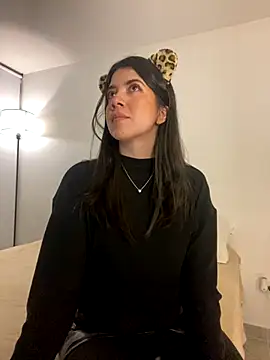 Snapshot of saori_10 chatting on 10.31.25 saori 10 online show from 10.31.25