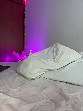 nicolette sweet  online show from 03.10.25