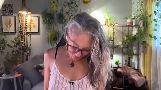 Snapshot of sunniedayz_ chatting on 09.16.25 sunniedayz  online show from 09.16.25