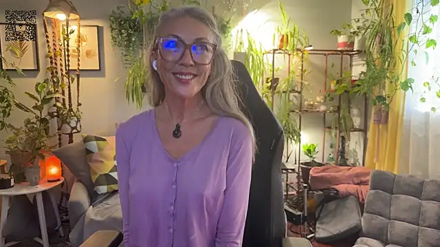 Snapshot of sunniedayz_ chatting on 09.23.25 sunniedayz  online show from 09.23.25