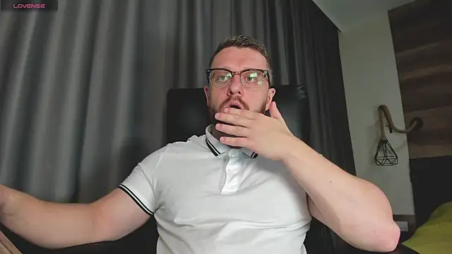 Snapshot of Findom_guy chatting on 01.05.26 Findom guy online show from 01.05.26