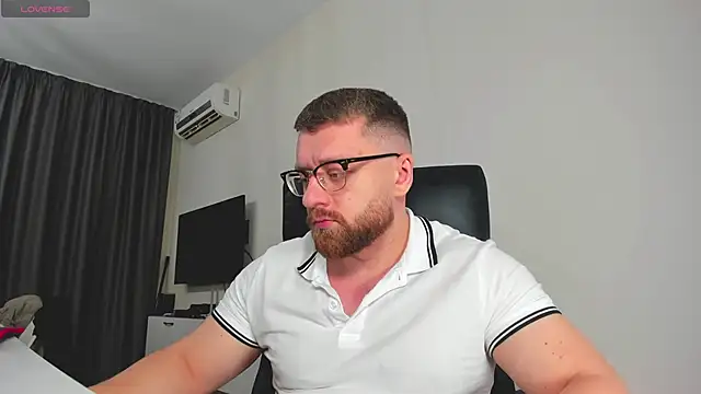 Snapshot of Findom_guy chatting on 02.05.26 Findom guy online show from 02.05.26