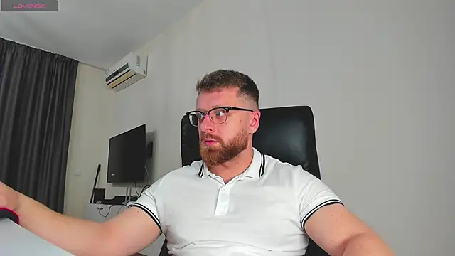 Snapshot of Findom_guy chatting on 03.04.26 Findom guy online show from 03.04.26