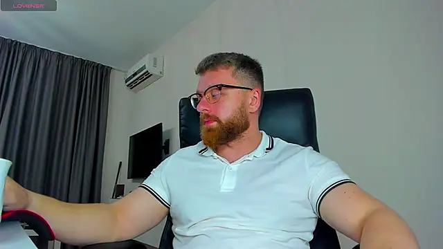 Snapshot of Findom_guy chatting on 03.26.26 Findom guy online show from 03.26.26