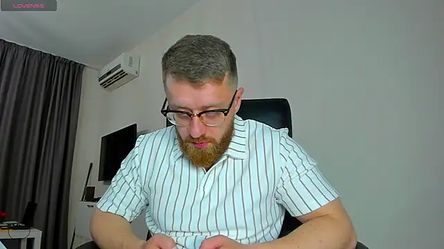 Snapshot of Findom_guy chatting on 03.29.26 Findom guy online show from 03.29.26