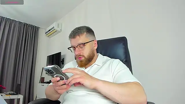 Snapshot of Findom_guy chatting on 03.30.26 Findom guy online show from 03.30.26