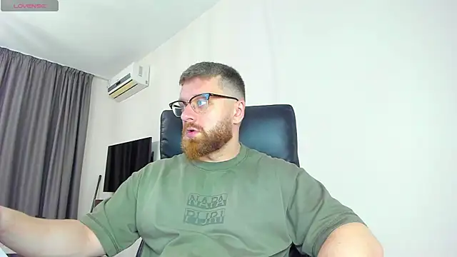 Snapshot of Findom_guy chatting on 04.01.26 Findom guy online show from 04.01.26