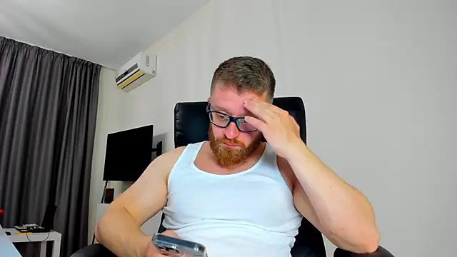 Snapshot of Findom_guy chatting on 04.04.26 Findom guy online show from 04.04.26