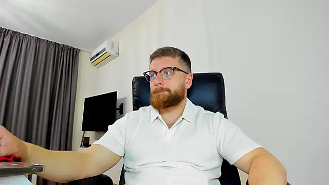 Snapshot of Findom_guy chatting on 04.05.26 Findom guy online show from 04.05.26