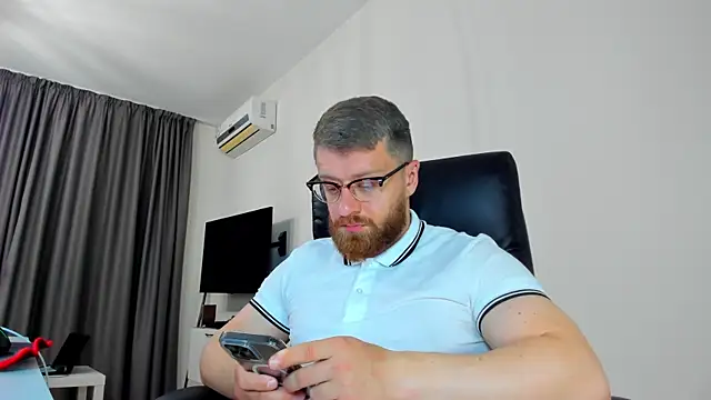 Snapshot of Findom_guy chatting on 04.07.26 Findom guy online show from 04.07.26