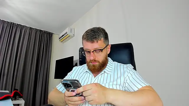 Snapshot of Findom_guy chatting on 04.08.26 Findom guy online show from 04.08.26