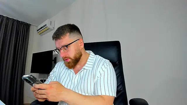 Snapshot of Findom_guy chatting on 04.14.26 Findom guy online show from 04.14.26