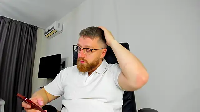 Snapshot of Findom_guy chatting on 04.15.26 Findom guy online show from 04.15.26