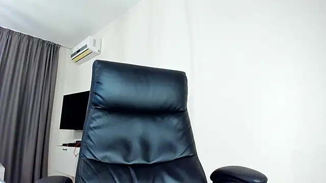 Snapshot of Findom_guy chatting on 04.15.26 Findom guy online show from 04.15.26