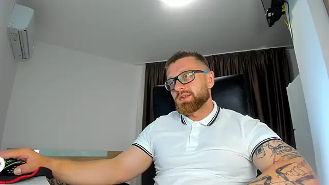 Snapshot of Findom_guy chatting on 06.24.26 Findom guy online show from 06.24.26