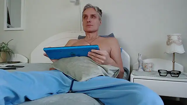 Snapshot of StrongBill chatting on 12.02.24 StrongBill online show from 12.02.24