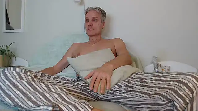 Snapshot of StrongBill chatting on 12.08.24 StrongBill online show from 12.08.24