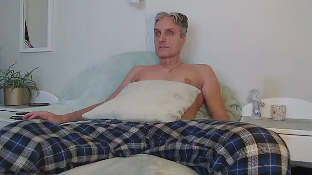 Snapshot of StrongBill chatting on 12.14.24 StrongBill online show from 12.14.24