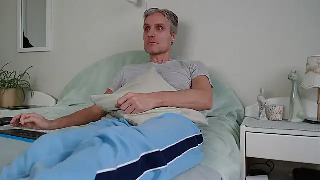 Snapshot of StrongBill chatting on 12.23.24 StrongBill online show from 12.23.24