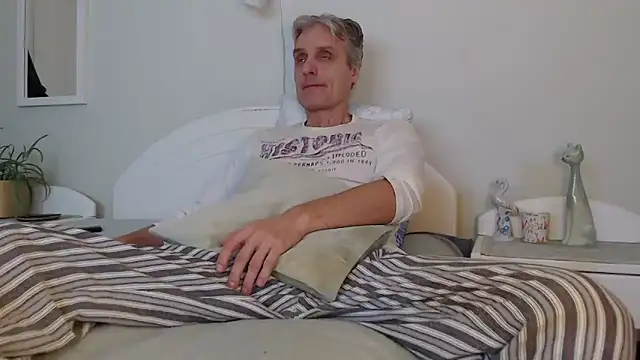 Snapshot of StrongBill chatting on 12.24.24 StrongBill online show from 12.24.24