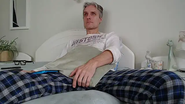 Snapshot of StrongBill chatting on 12.26.24 StrongBill online show from 12.26.24