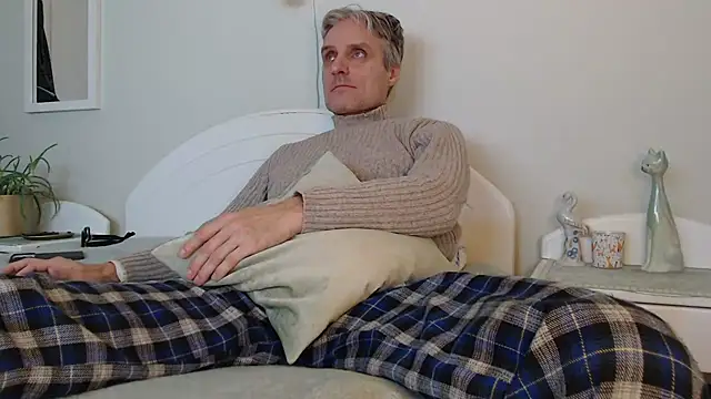 Snapshot of StrongBill chatting on 12.26.24 StrongBill online show from 12.26.24