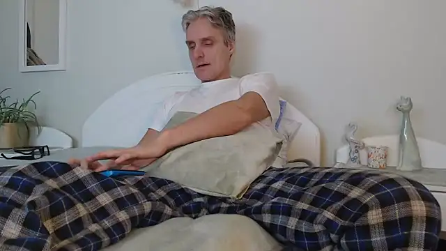 Snapshot of StrongBill chatting on 12.27.24 StrongBill online show from 12.27.24