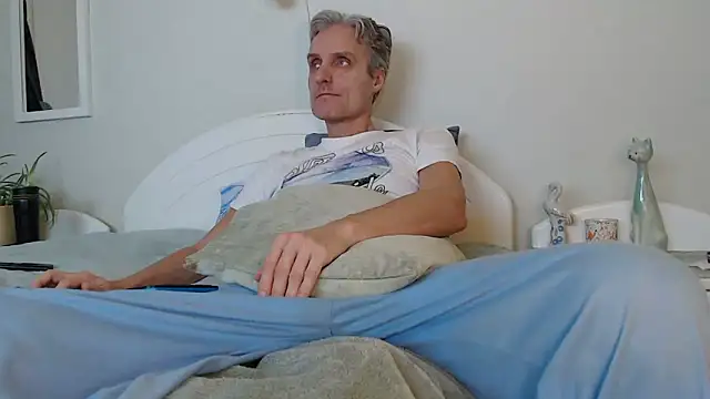 Snapshot of StrongBill chatting on 01.05.25 StrongBill online show from 01.05.25