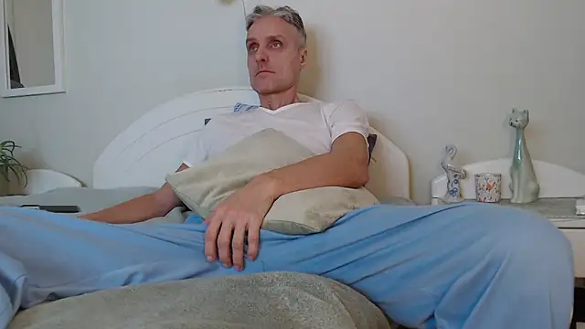 Snapshot of StrongBill chatting on 01.12.25 StrongBill online show from 01.12.25