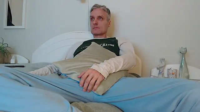 Snapshot of StrongBill chatting on 01.25.25 StrongBill online show from 01.25.25