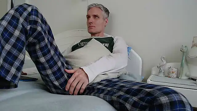 Snapshot of StrongBill chatting on 02.01.25 StrongBill online show from 02.01.25